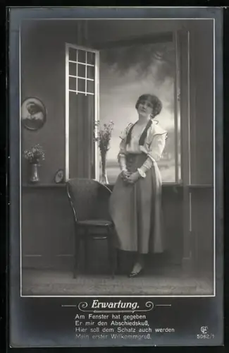 Foto-AK GL Co Nr. 5062/1: Dame lehnt am Fenster, Erwartung