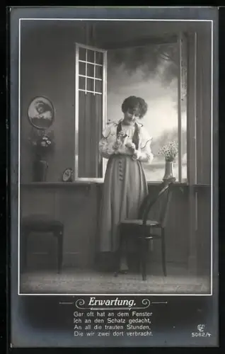 Foto-AK GL Co Nr. 5062/4: Dame steht mit Blume am Fenster