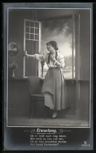 Foto-AK GL Co, Schöne junge Frau denkt über die vergangene Zeit nach