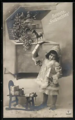 Foto-AK GL Co Nr. 2568/2: Kleines Mädchen mit Schlitten und Weihnachtsgeschenken