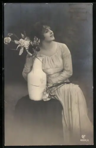 Foto-AK GL Co Nr. 6223/4: Dame mit einer Blumenvase, Namenstag