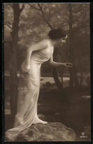 Foto-AK GL Co Nr. 3696/6: Dame in durchsichtigem Gewand im Wald
