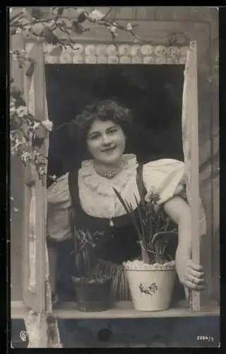 Foto-AK GL Co Nr. 2264/3: Frau in Tracht schaut aus dem Fenster