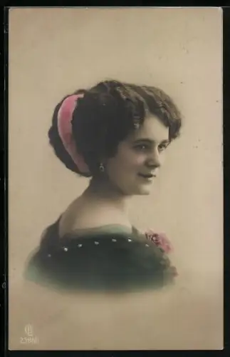 Foto-AK GL Co Nr. 2386/1: Damenporträt mit Hochsteckfrisur