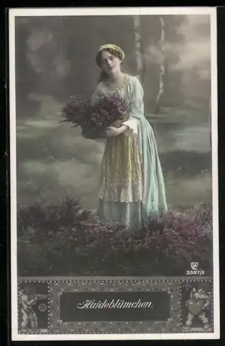 Foto-AK GL Co: 3587 /2, Haideblümchen, Frau sammelt Pflanzen