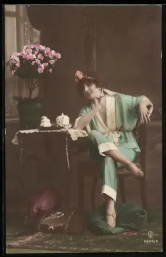Foto-AK GL Co Nr. 5684/5: Dame sitzt im Schlafanzug am Kaffeetisch