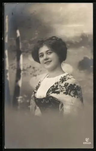 Foto-AK GL Co Nr. 2883/6: Junge Dame in Tracht im Grünen