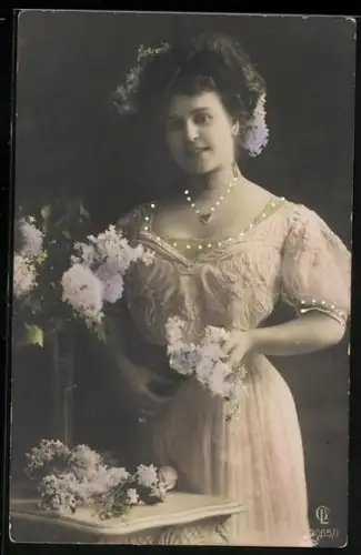 Foto-AK GL Co Nr. 3065/1: Dame mit einem Fliederstrauss