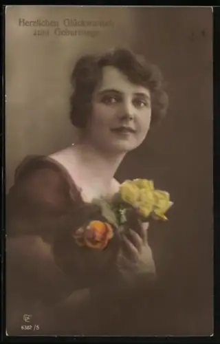 Foto-AK GL Co Nr. 6382/5: Dame mit Rosen in der Hand, Geburtstag