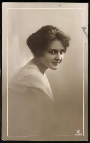 Foto-AK GL Co Nr. 4937/3: Junge Dame im Porträt