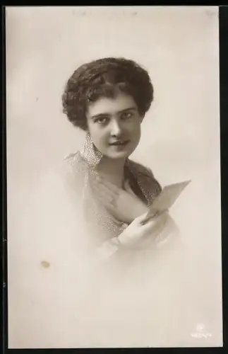 Foto-AK GL Co Nr. 4924/4: Dame mit Brief in der Hand