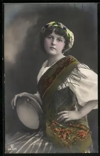 Foto-AK GL Co Nr. 3547/2: Dame mit Tamburin auf dem Schoss