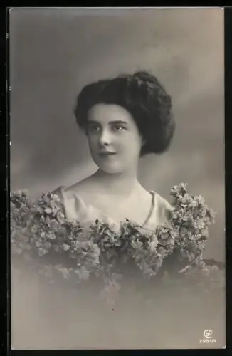 Foto-AK GL Co Nr. 2981/4: Damenporträt mit Blumen