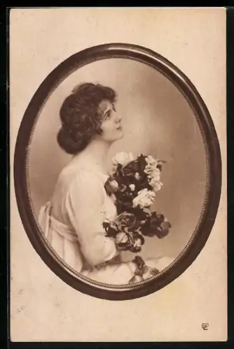 Foto-AK GL Co: Dame mit Blumenstrauss im Bilderrahmen