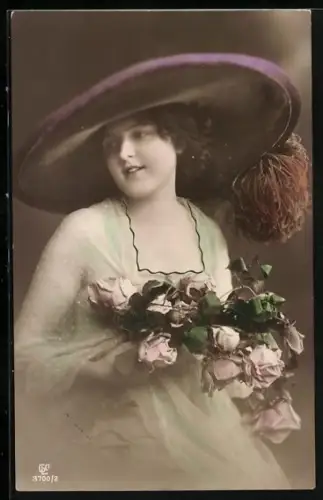 Foto-AK GL Co Nr. 3700/2: Dame mit Hut und Rosenstrauss