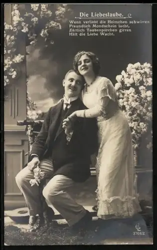 Foto-AK GL Co Nr. 3768/2: Liebespaar auf einer Bank, Die Liebeslaube