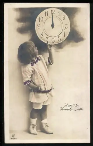 Foto-AK GL Co Nr. 6167/5: Kind zeigt auf eine Uhr um Mitternacht, Neujahrsgruss