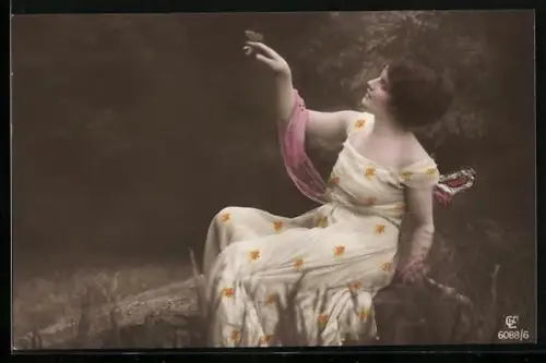 Foto-AK GL Co Nr. 6088/6: Schmetterling landet auf der Hand einer Dame