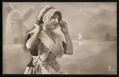 Foto-AK GL Co Nr. 6131/4: Holländische Dame mit Haube