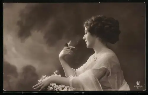 Foto-AK GL Co Nr. 2893/4: Dame mit einem Schmetterling auf der Hand