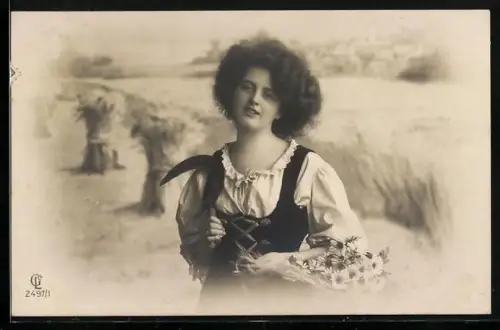 Foto-AK GL Co Nr. 2497/1: Bäuerin auf dem Feld