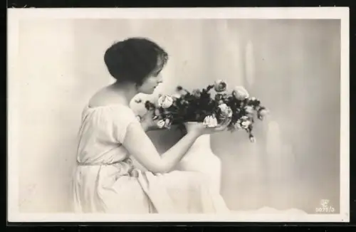 Foto-AK GL Co Nr. 5075/3: Junge Frau mit Rosenstrauss