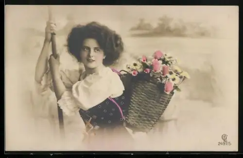 Foto-AK GL Co Nr. 2497/5: Dame mit Blumenkorb auf dem Rücken