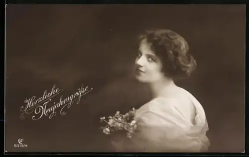 Foto-AK GL Co Nr. 5019/4: Dame schaut über ihre Schulter, Neujahrsgrüsse