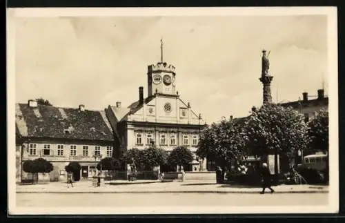 AK Police nad Metuji, Strassenpartie mit Denkmal
