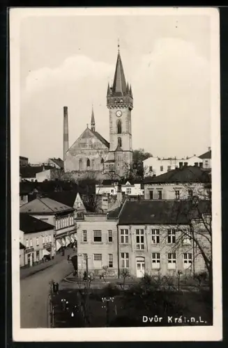 AK Dvur Král n. L., Strassenpartie mit Kirche