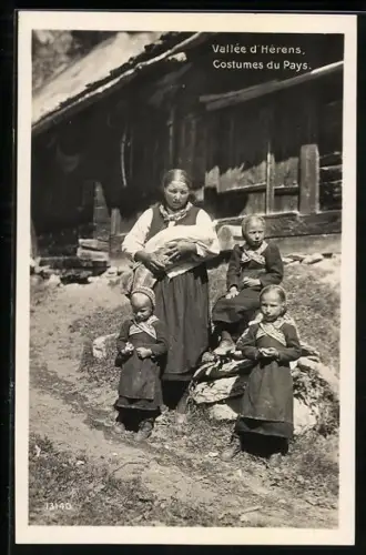 AK Vallée d`Hérens, Costumes du Pays, Schweizerin mit Kindern