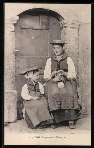 AK Evolene, Mutter mit Tochter in Trachtenkleidern vor einem Hauseingang