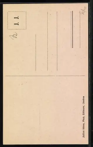 AK Evolene, Mutter mit Tochter in Trachtenkleidern vor einem Hauseingang