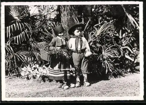 AK Schweiz, Kinderpaar mit einem Korb