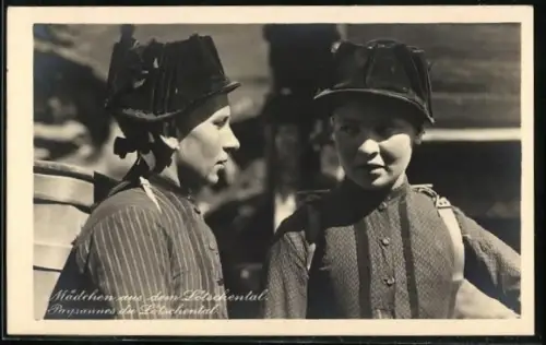AK Lötschental, Zwei junge Frauen in Tracht