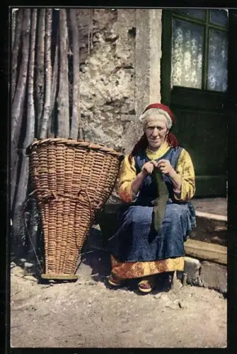 AK Tessin, Costumi Ticinesi, Ältere Frau beim Stricken