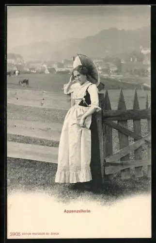 AK Appenzellerin in Tracht vor einer Weide