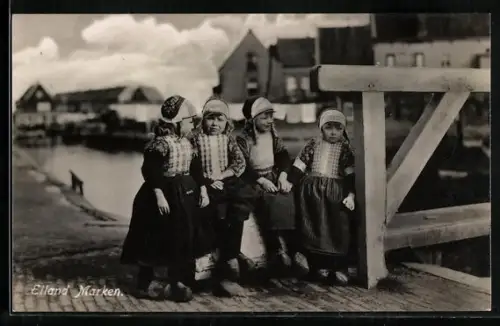 AK Marken, Vier niederländische Mädchen in Trachtenkleidung