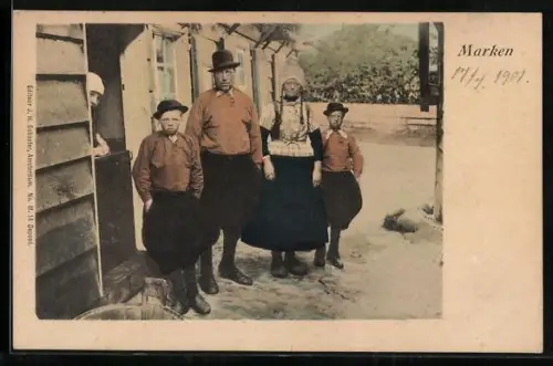 AK Marken, Niederländische Familie vor dem Haus