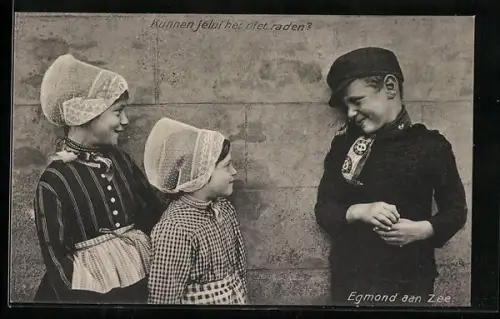 AK Egmond aan Zee, Niederländischer Junge mit zwei Mädchen