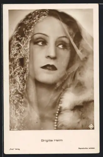 AK Schauspielerin Brigitte Helm mit Spitzentuch und Pelz