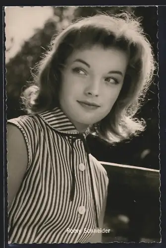 AK Schauspielerin Romy Schneider in gestreifter Bluse