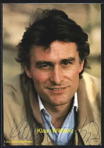 AK Schauspieler Klaus Wildbolz in Sommerjacke, Autogramm