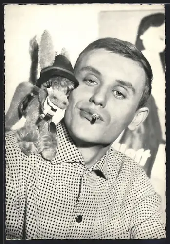 AK Schauspieler Horst Frank mit Stofftier beim Rauchen