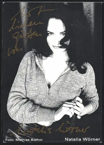 AK Schauspielerin Natalia Wörner mit dunklen Haaren, Autogramm