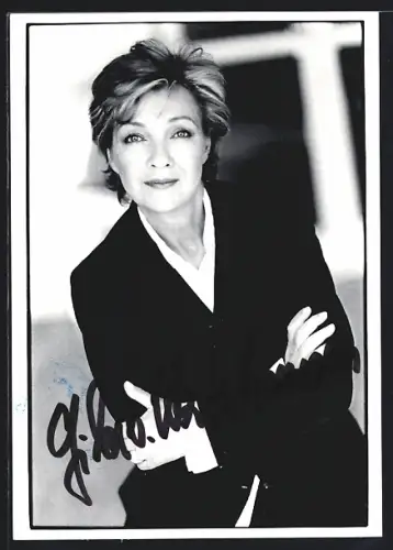 AK Schauspielerin Gila von Weitershausen mit verschränkten Armen, Autogramm