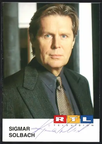 AK Schauspieler Sigmar Solbach im Anzug mit Krawatte, Autogramm