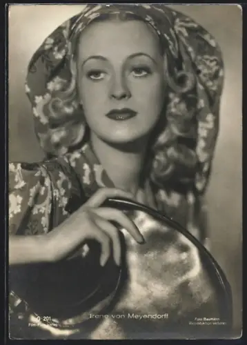 AK Schauspieler Irene von Meyendorff mit verträumten Blick und Handtasche