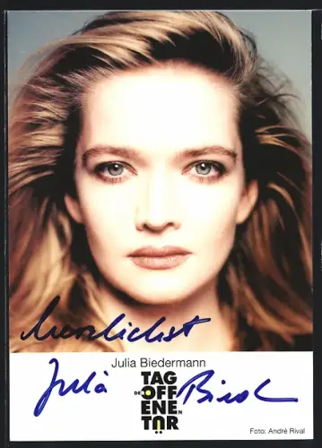 AK Schauspielerin Julia Biedermann mit rotblonden Haaren, Autogramm