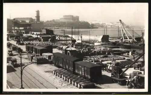 AK Marseille, les docks, le Fort-Saint-Jea et le Phare, Blick in den Hafen